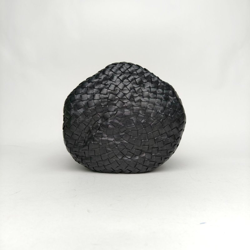 BOTTEGA VENETA 黑色羊皮鎢鋼扣經典編織水桶包肩背包-4