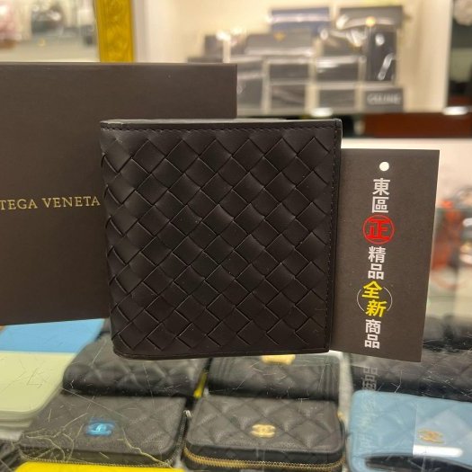 東區正精品㊣ BOTTEGA VENETA BV 222338 全新黑色全皮格子編織對開6卡皮夾短夾 RA1802-0