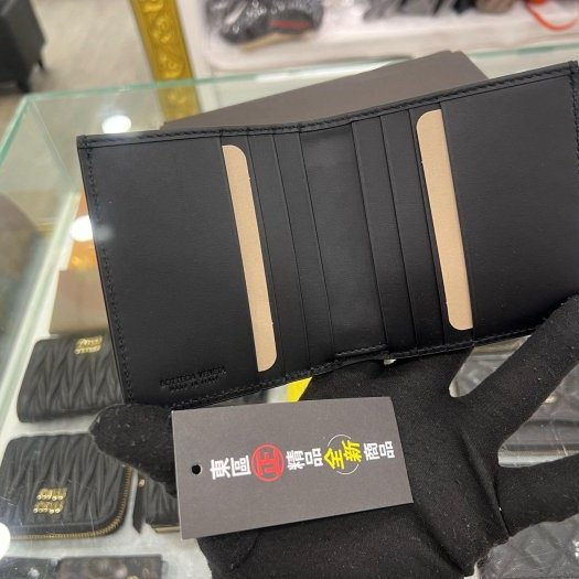 東區正精品㊣ BOTTEGA VENETA BV 222338 全新黑色全皮格子編織對開6卡皮夾短夾 RA1802-1