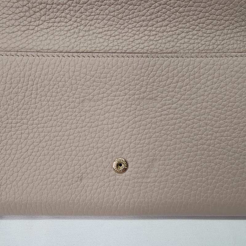 LV 卵石色牛皮Capucines長夾-7