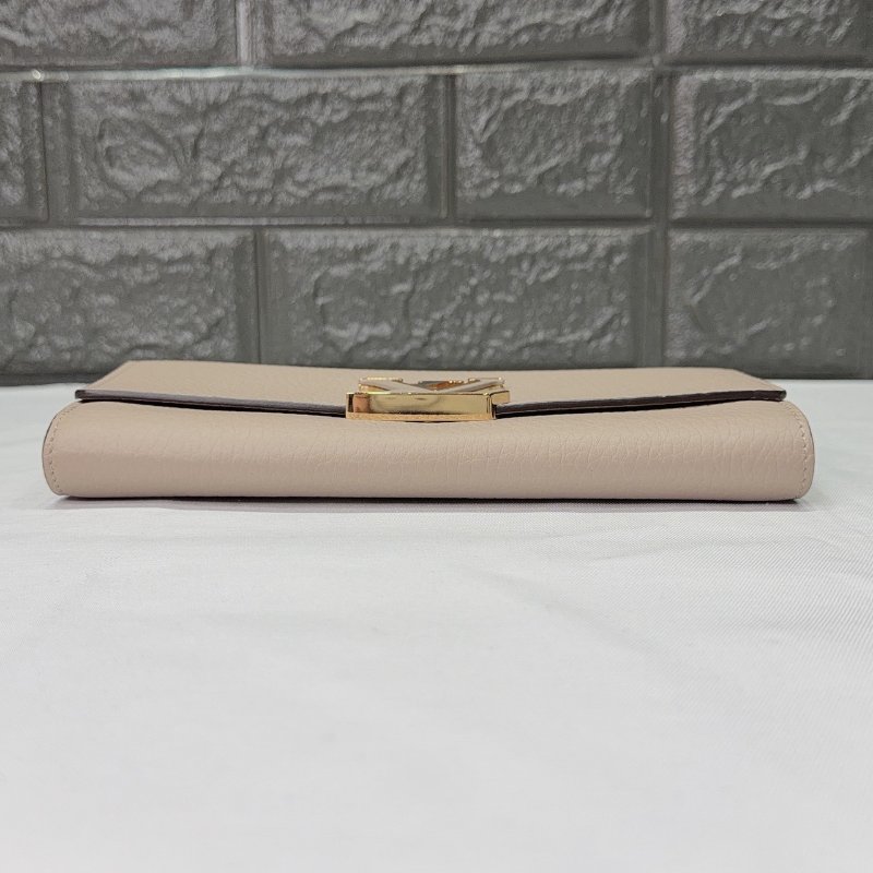 LV 卵石色牛皮Capucines長夾-8