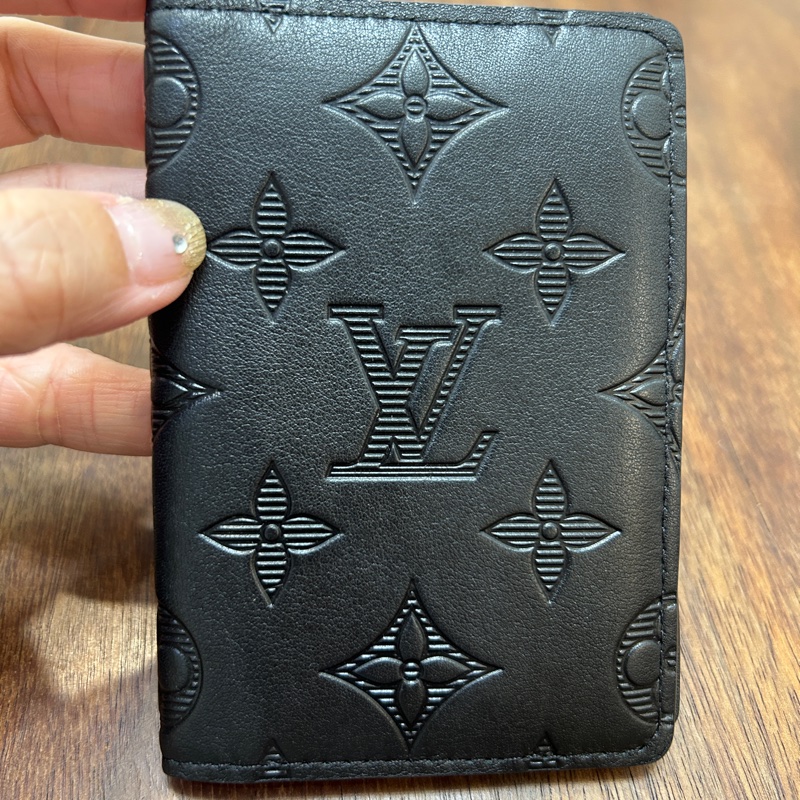 Lv 黑牛皮壓紋5卡對開卡包M62899-0