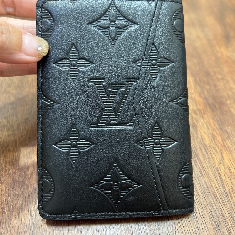 Lv 黑牛皮壓紋5卡對開卡包M62899-1