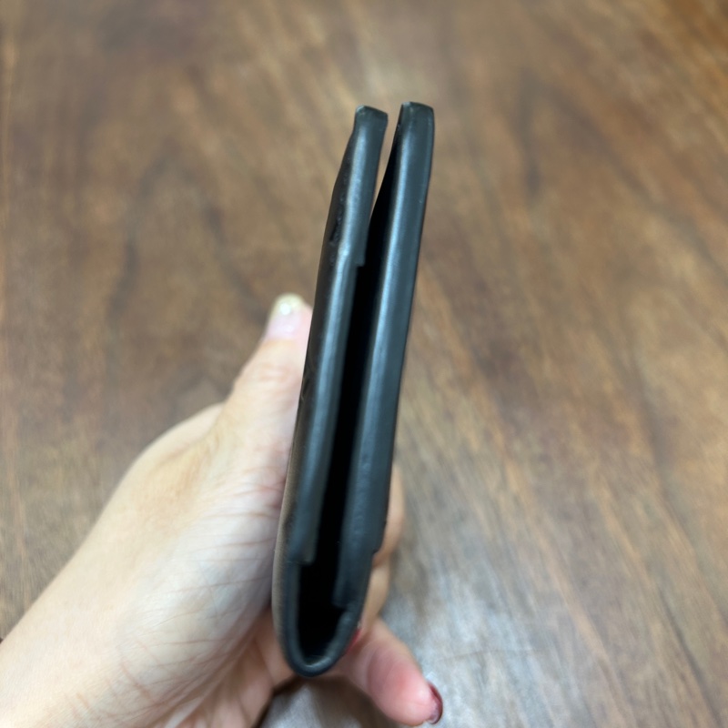 Lv 黑牛皮壓紋5卡對開卡包M62899-2