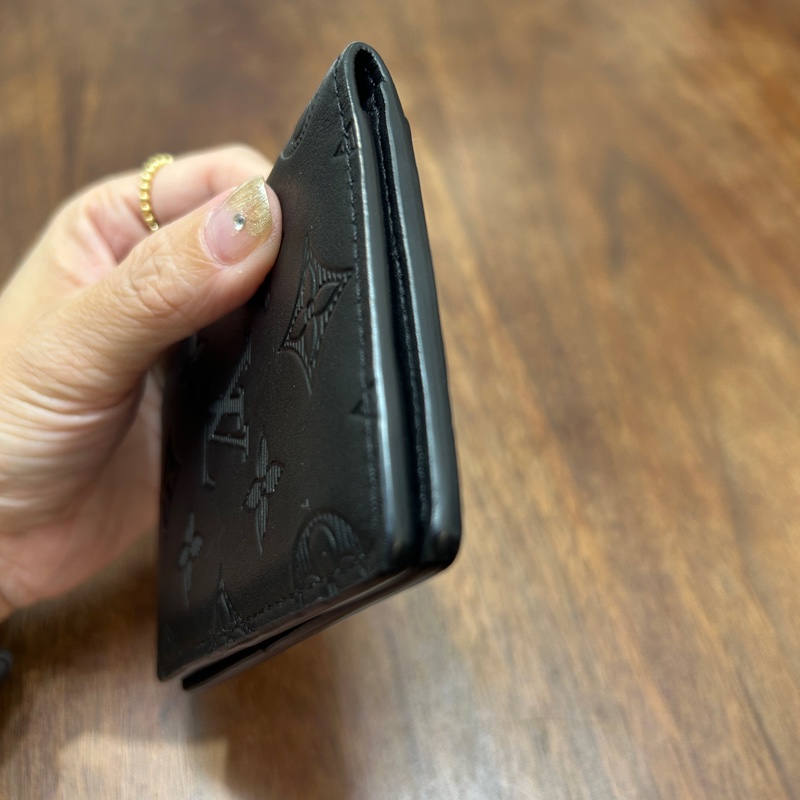 Lv 黑牛皮壓紋5卡對開卡包M62899-3