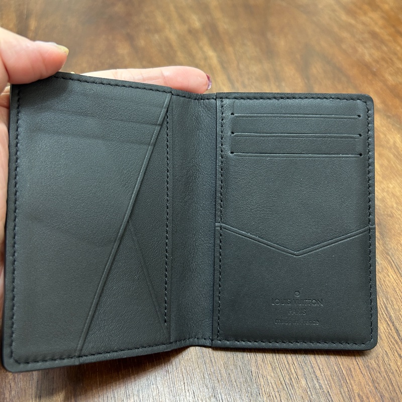 Lv 黑牛皮壓紋5卡對開卡包M62899-5