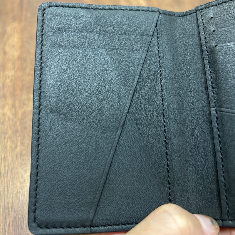 Lv 黑牛皮壓紋5卡對開卡包M62899-6