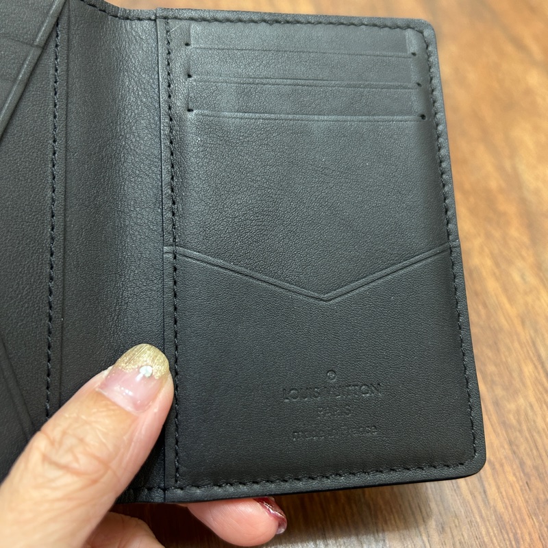 Lv 黑牛皮壓紋5卡對開卡包M62899-7