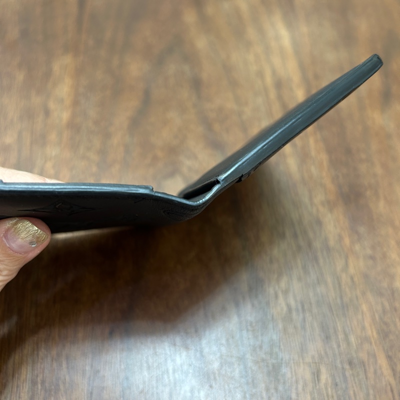 Lv 黑牛皮壓紋5卡對開卡包M62899-9