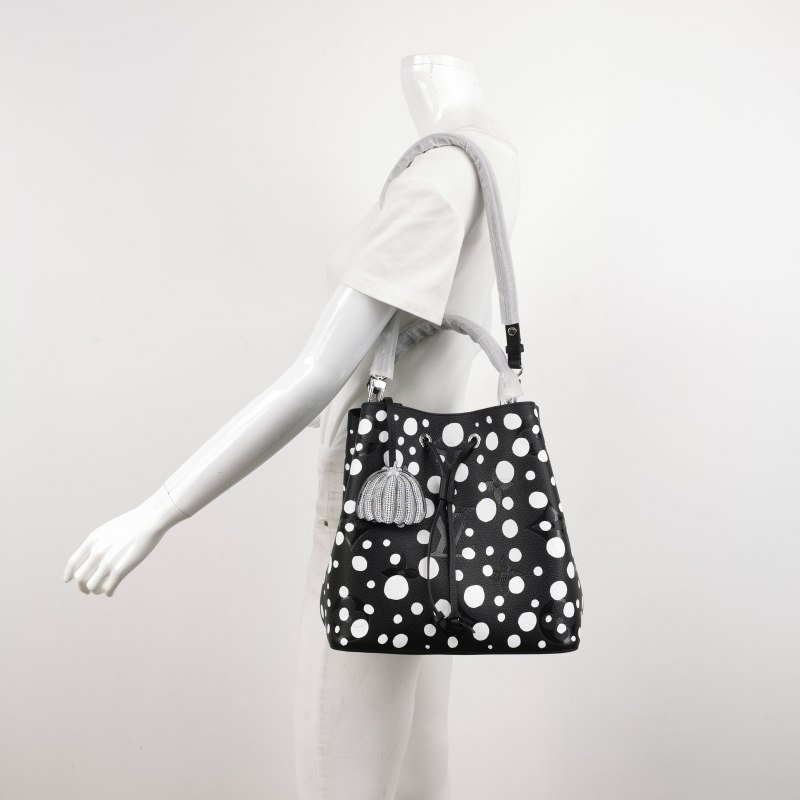 Louis Vuitton (LV) Yayoi Kusama聯名款NEONOE中號牛皮壓紋老花抽繩單肩包 芯片款-1