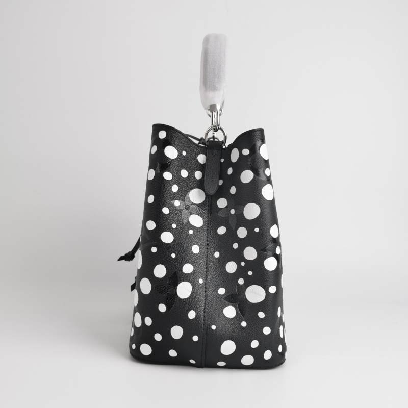 Louis Vuitton (LV) Yayoi Kusama聯名款NEONOE中號牛皮壓紋老花抽繩單肩包 芯片款-2