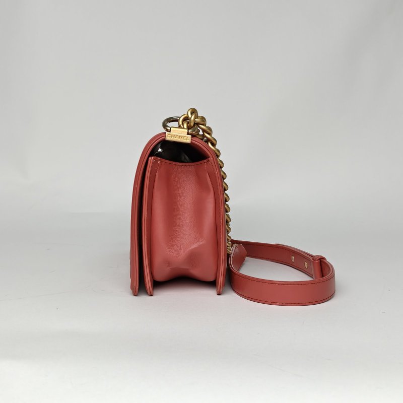 CHANEL Leboy中號25胭脂紅牛皮25開金扣肩背包-1