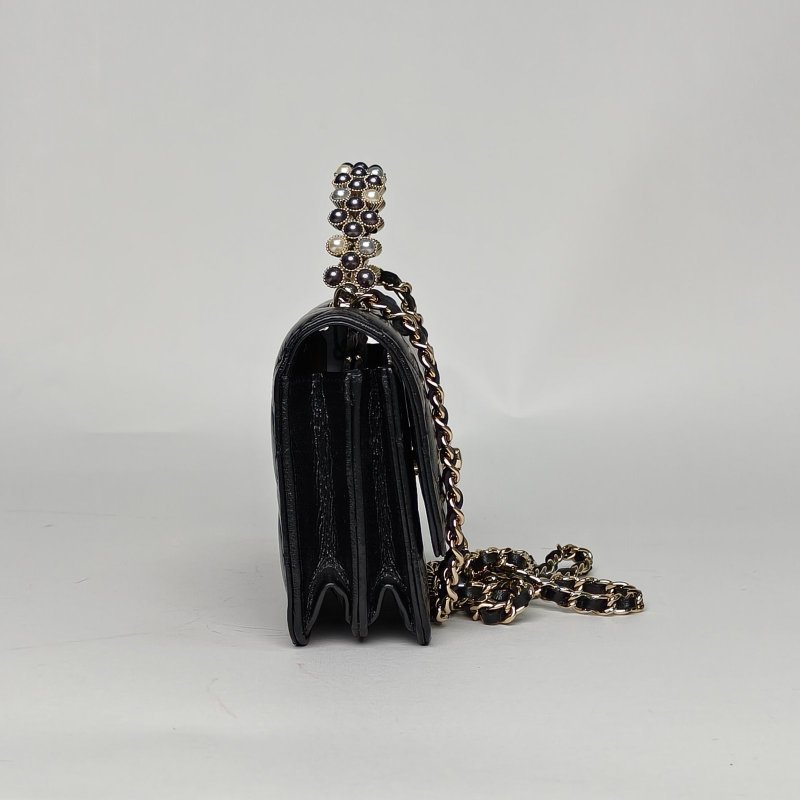 CHANEL 24P金屬寶石手柄黑色牛皮鐳射標金扣山茶花手柄肩背包-3