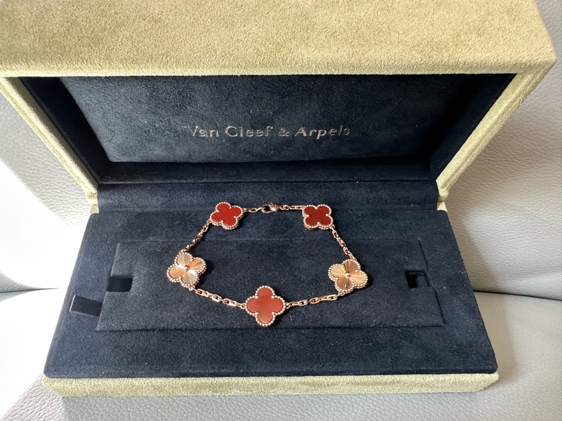 VCA梵克雅寶 鐳射紅五花手鏈 「斷貨王」登場!紅玉髓鐳射五花設計,18K玫瑰金材質,上手超顯白!24年購票,-0