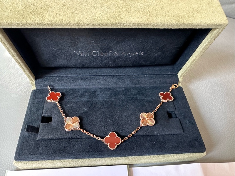 VCA梵克雅寶 鐳射紅五花手鏈 「斷貨王」登場!紅玉髓鐳射五花設計,18K玫瑰金材質,上手超顯白!24年購票,-2