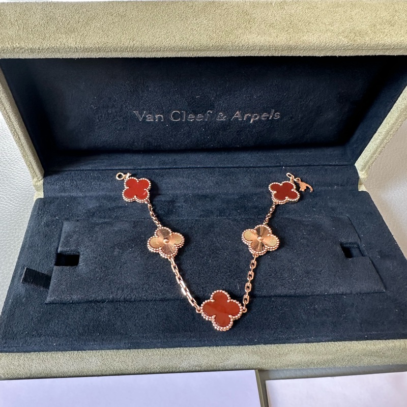 VCA梵克雅寶 鐳射紅五花手鏈 「斷貨王」登場!紅玉髓鐳射五花設計,18K玫瑰金材質,上手超顯白!24年購票,-3