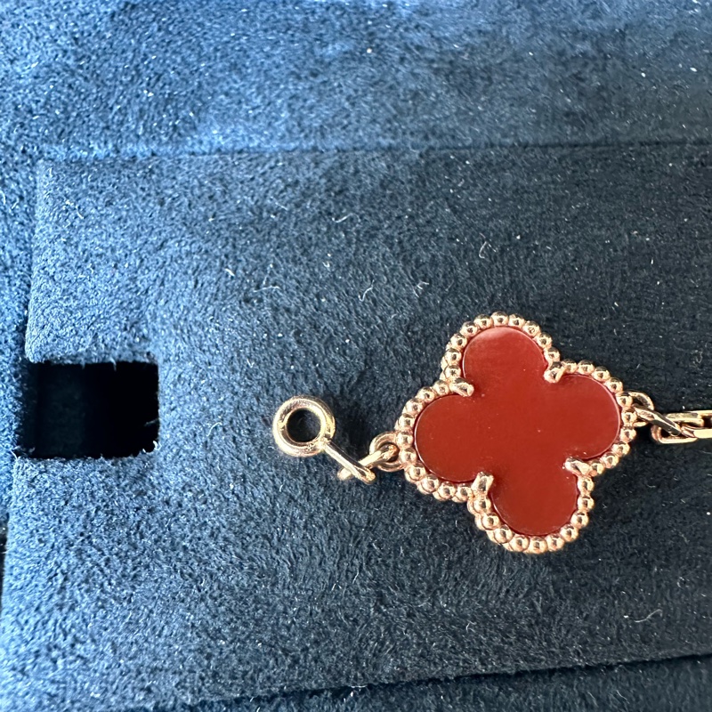 VCA梵克雅寶 鐳射紅五花手鏈 「斷貨王」登場!紅玉髓鐳射五花設計,18K玫瑰金材質,上手超顯白!24年購票,-7