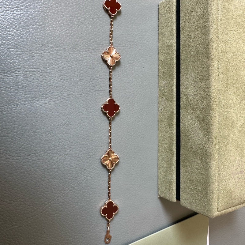 VCA梵克雅寶 鐳射紅五花手鏈 「斷貨王」登場!紅玉髓鐳射五花設計,18K玫瑰金材質,上手超顯白!24年購票,-9