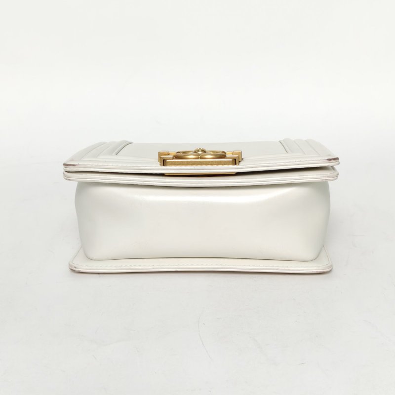 CHANEL 22CLeboy18白色牛皮晶片開金扣光面字母LOGO肩背包-4