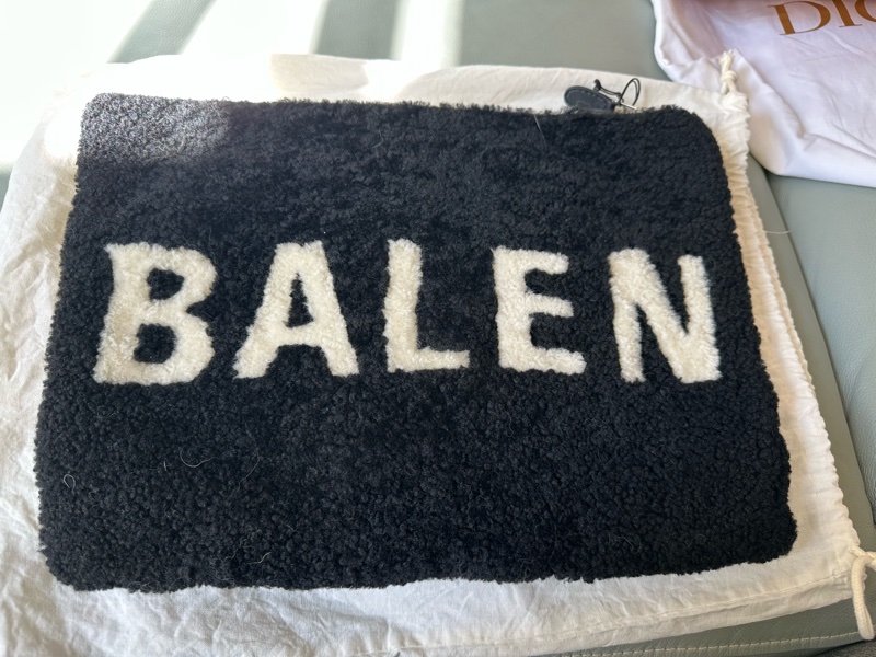 新到📍Balenciaga巴黎世家黑色羊羔毛手拿包未使用-0
