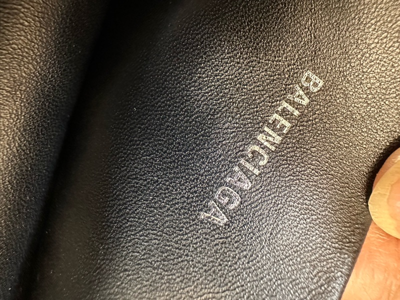 新到📍Balenciaga巴黎世家黑色羊羔毛手拿包未使用-1