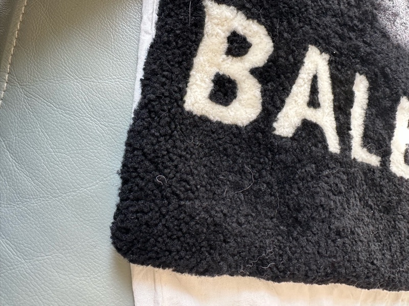 新到📍Balenciaga巴黎世家黑色羊羔毛手拿包未使用-2