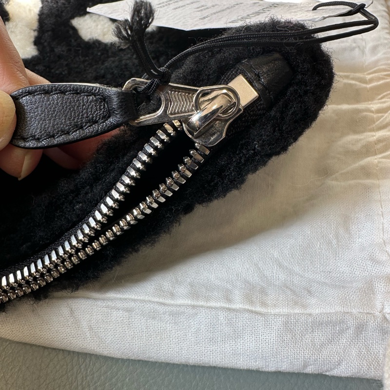 新到📍Balenciaga巴黎世家黑色羊羔毛手拿包未使用-3