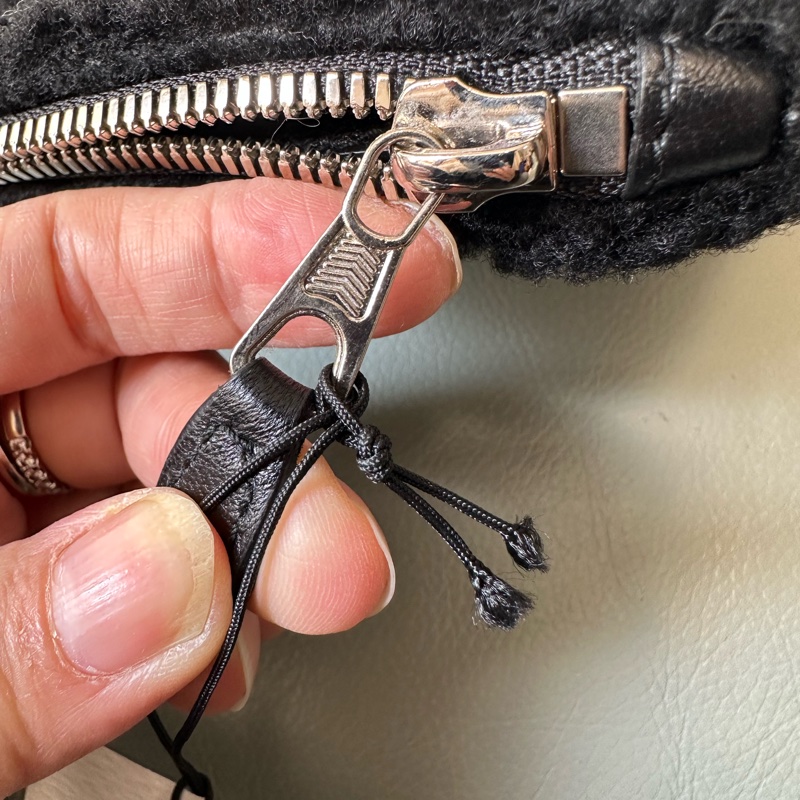 新到📍Balenciaga巴黎世家黑色羊羔毛手拿包未使用-4