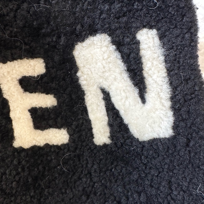 新到📍Balenciaga巴黎世家黑色羊羔毛手拿包未使用-6