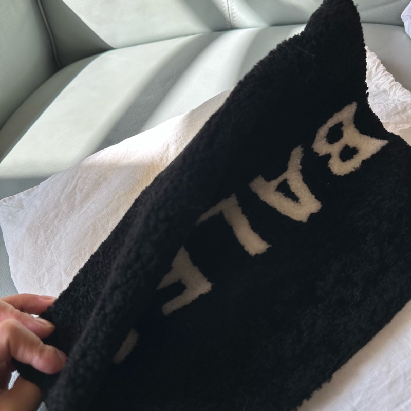 新到📍Balenciaga巴黎世家黑色羊羔毛手拿包未使用-8