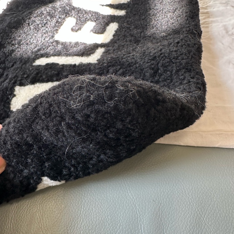 新到📍Balenciaga巴黎世家黑色羊羔毛手拿包未使用-9