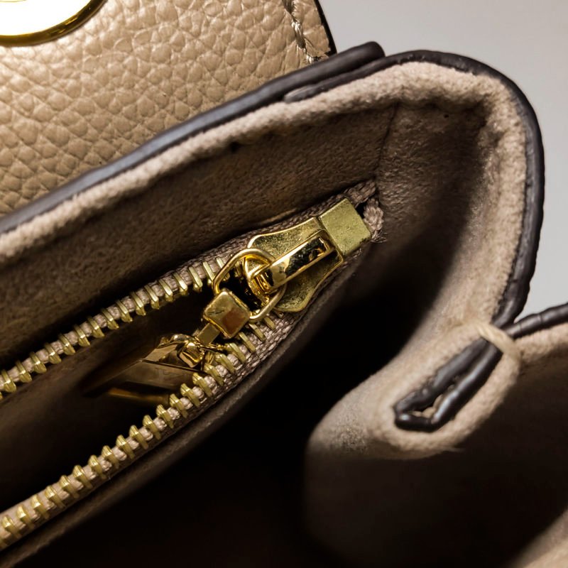 Louis Vuitton(LV)Vavin小號牛皮純色老花壓紋鎖扣單肩包芯片款-9