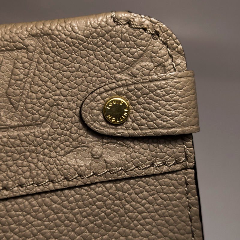 Louis Vuitton(LV)Vavin小號牛皮純色老花壓紋鎖扣單肩包芯片款-10