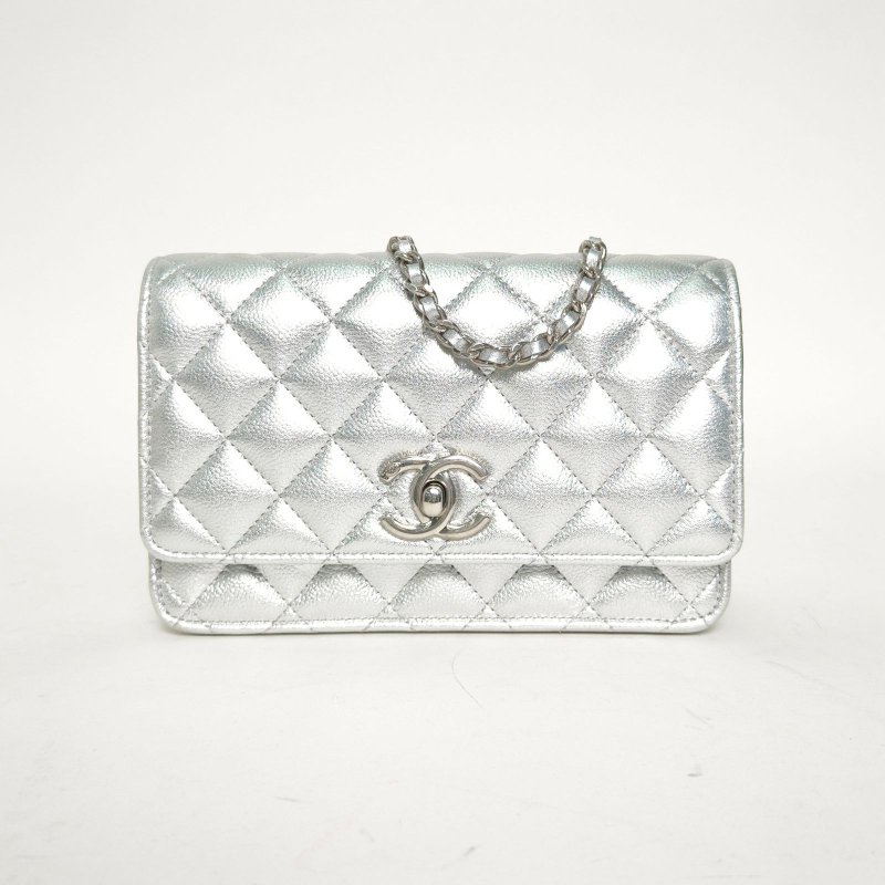 CHANEL CFWOC1925B銀色牛皮晶片開銀扣菱格紋雙C調節肩帶肩背包-0