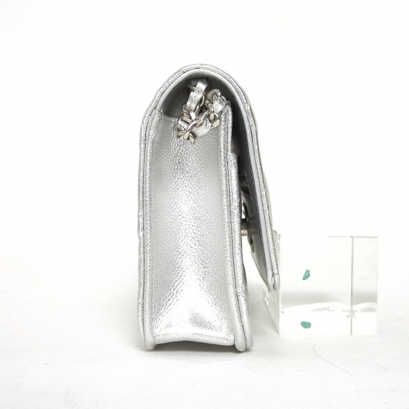 CHANEL CFWOC1925B銀色牛皮晶片開銀扣菱格紋雙C調節肩帶肩背包-3