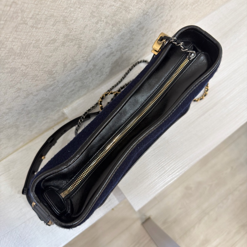 Chanel 深藍色簽名款毛呢流浪包 中號 Medium-9