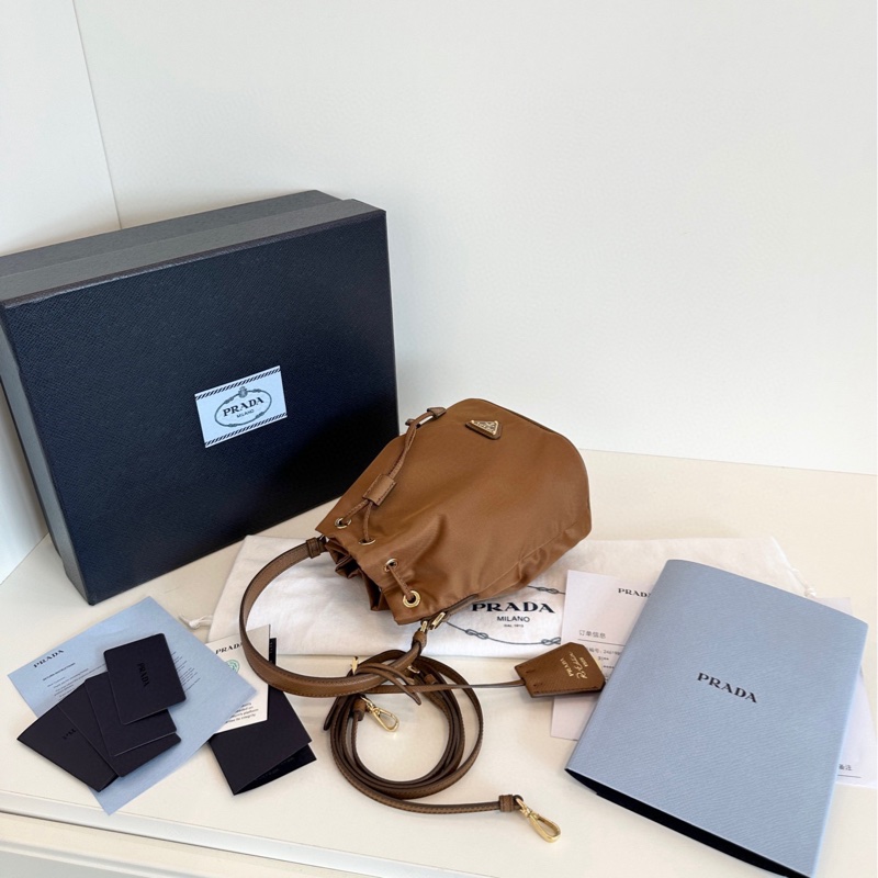【全新全套🆕】prada 24年新款金棕色Re-EditionRe-Nylon 抽繩降落傘 mini水桶包 可手提/斜挎-5