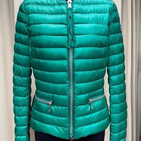Moncler翡翠綠色薄羽絨外套--美翻