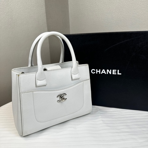 香奈兒/Chanel 白色Neo Executive Tote銀扣牛皮手提斜背包 23x9.5x16.5cm