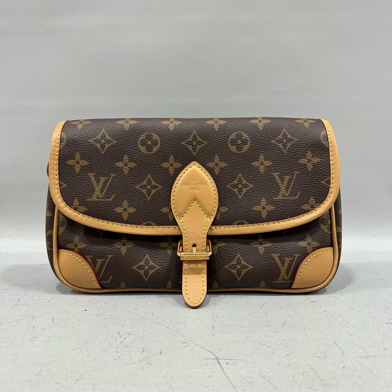 LV M45985 原花金釦法棍包 編織背帶-1