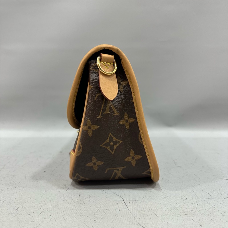 LV M45985 原花金釦法棍包 編織背帶-2