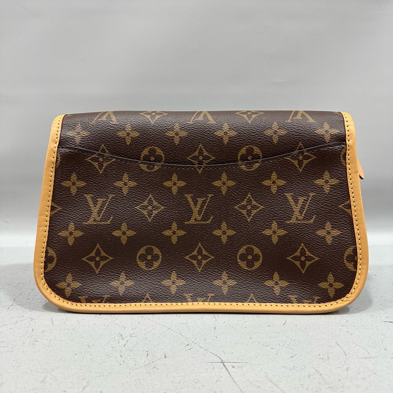 LV M45985 原花金釦法棍包 編織背帶-3