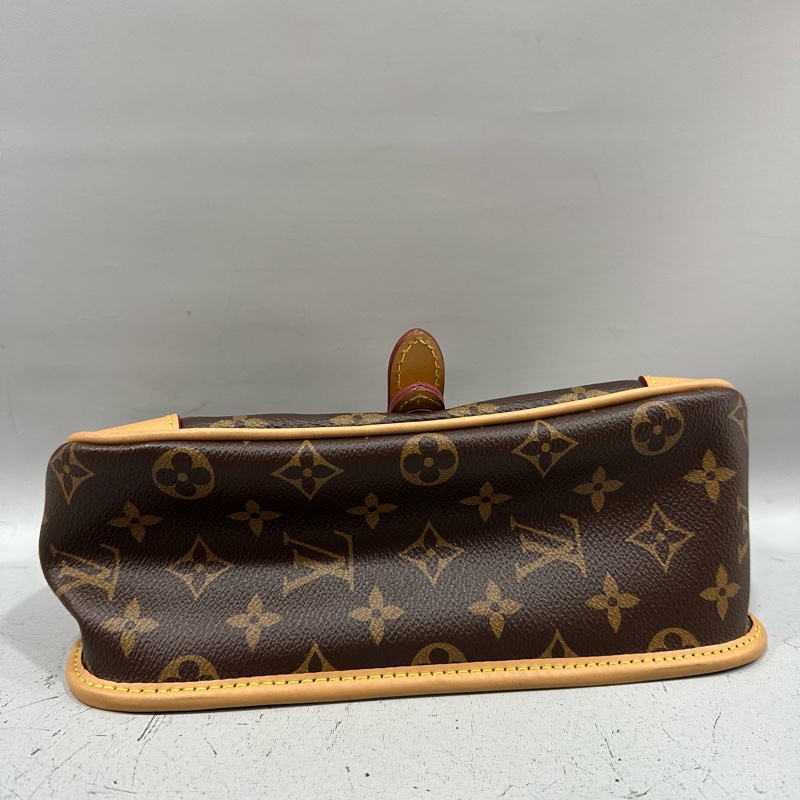 LV M45985 原花金釦法棍包 編織背帶-5