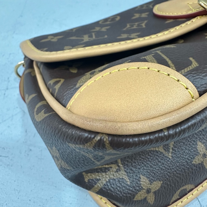 LV M45985 原花金釦法棍包 編織背帶-6