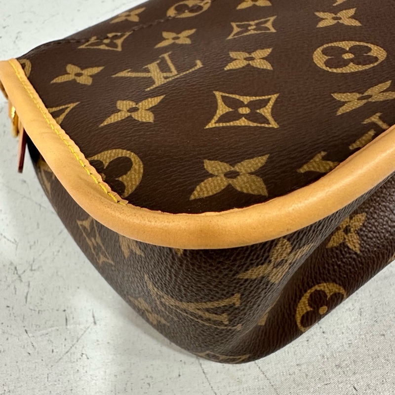 LV M45985 原花金釦法棍包 編織背帶-9