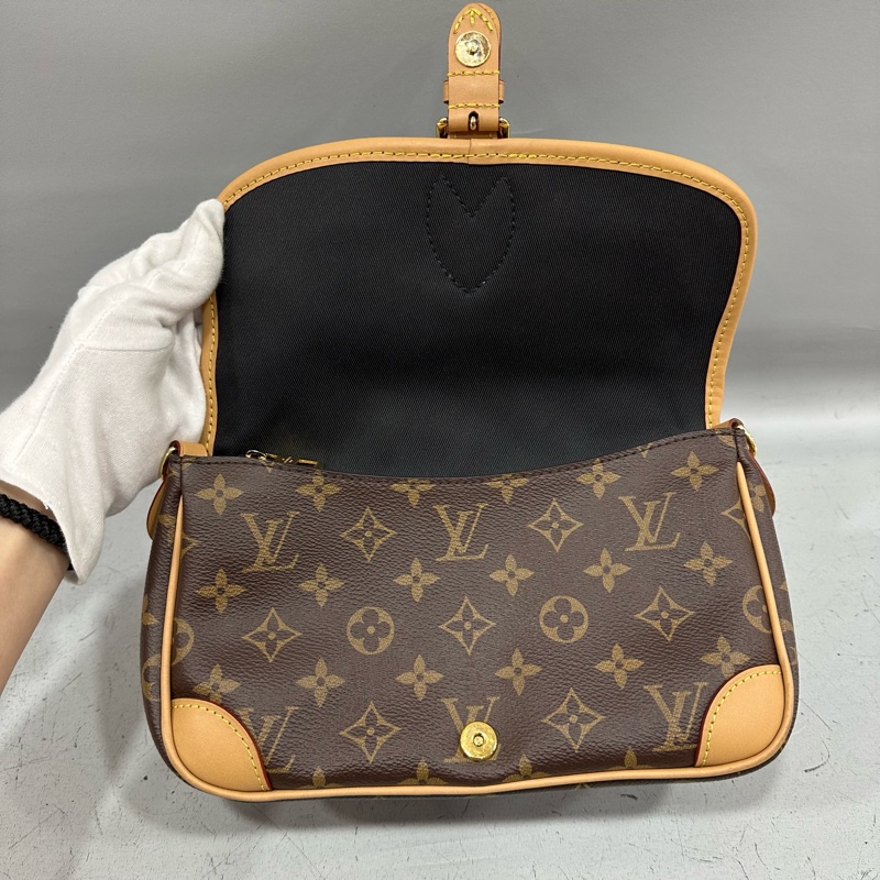 LV M45985 原花金釦法棍包 編織背帶-31