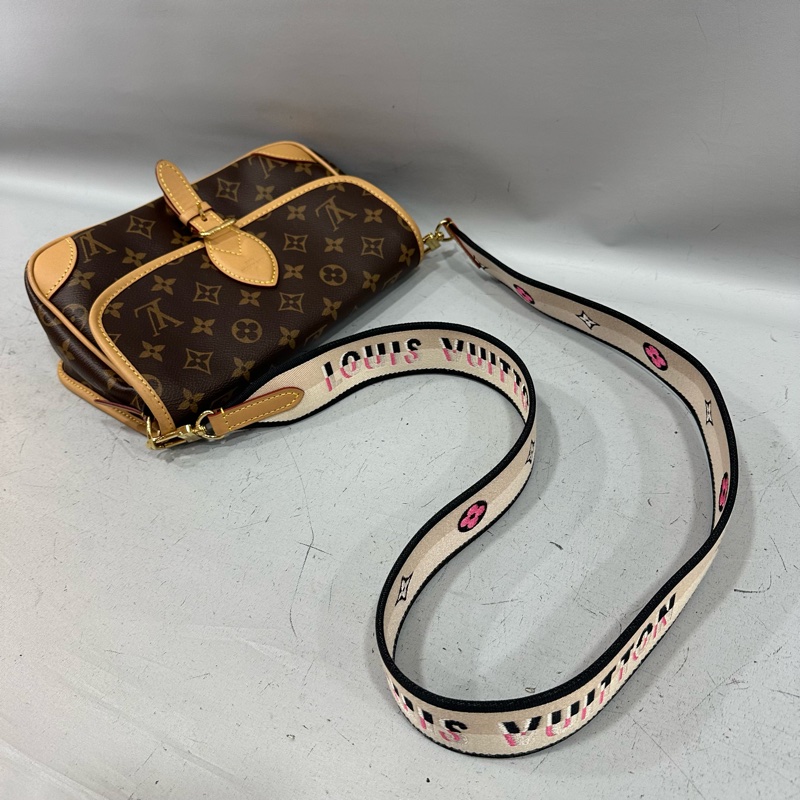 LV M45985 原花金釦法棍包 編織背帶-67