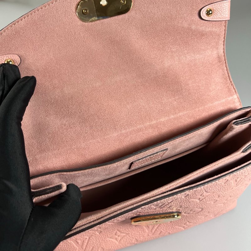 LV M53942  櫻花粉壓紋Georges BB 斜肩包-6