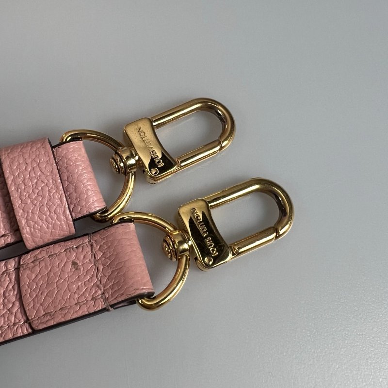 LV M53942  櫻花粉壓紋Georges BB 斜肩包-10