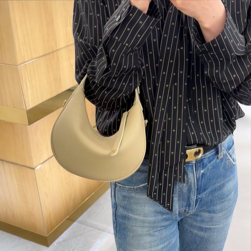 🎉新品好折扣✨Celine 120723 Teen 小牛皮 Lulu 豌豆包 SAFARI 沙色-1